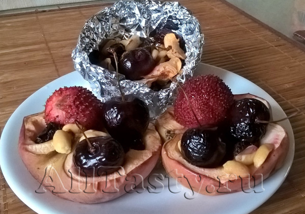 Яблоко, запеченное с клубникой и черешней Яблоко, запеченное с клубникой и черешней